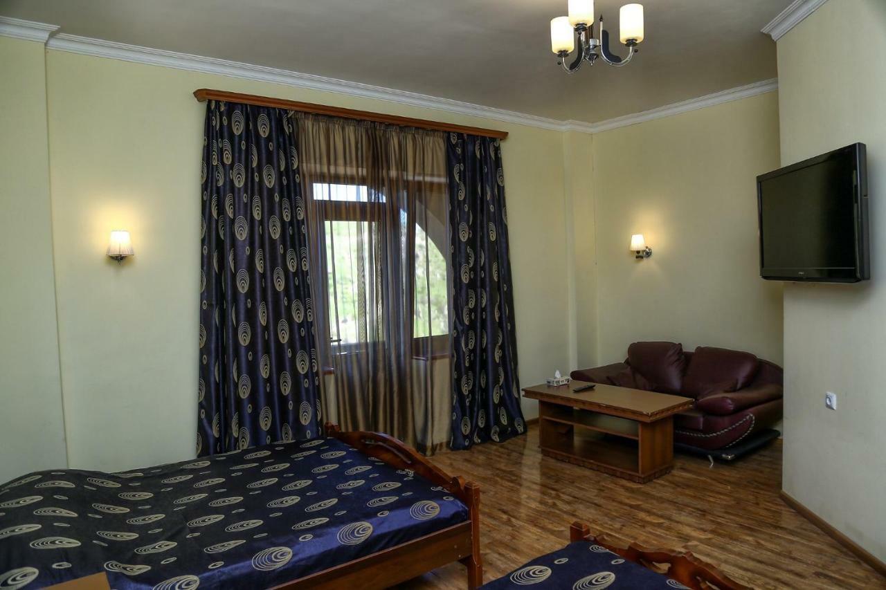 Lara Hotel Goris Buitenkant foto
